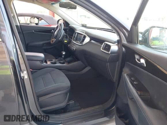 2020 Kia Sorento LX z VIN 5XYPGDA58LG683155, wystawiony jako IAAI lot #42856905 z przebiegiem 61 541 mil mil oraz . Historia ofert i sprzedaży dostępna na DreamBid. Obrazek 5.