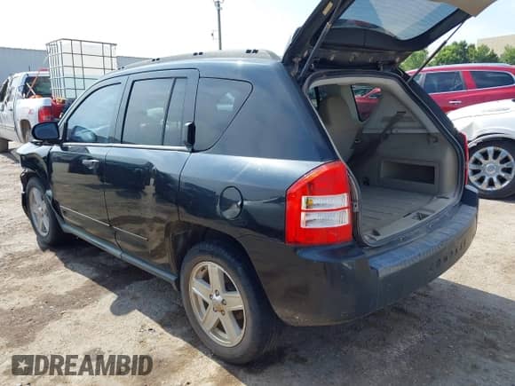 2010 Jeep Compass Latitude с VIN 1J4NF1FB2AD642999, выставлен на аукционе IAAI как лот 42798577 с пробегом 178 832 миль миль и . История ставок и продаж доступна на DreamBid. Изображение 3.