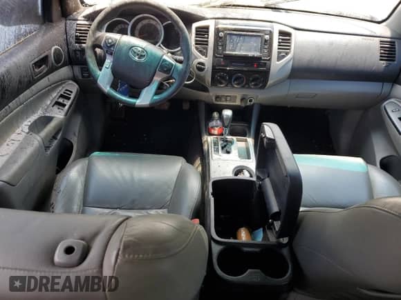 2015 Toyota Tacoma с VIN 5TFLU4EN0FX113945, выставлен на аукционе Copart как лот 60524905 с пробегом 111 168 миль миль и Списание • Salvage title. История ставок и продаж доступна на DreamBid. Изображение 8.