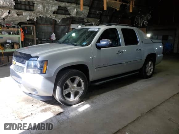 2013 Chevrolet Avalanche LTZ with VIN 3GNTKGE78DG245207, listed as a Copart auction lot 81122025 with 205,812 mi miles and Salvage title. Bid and sale history available at DreamBid. Image 1.