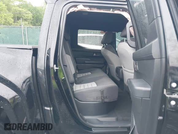 2024 Toyota Tacoma SR5 z VIN 3TMLB5JN4RM025895, wystawiony jako IAAI lot #42309915 z przebiegiem 23 530 mil mil oraz . Historia ofert i sprzedaży dostępna na DreamBid. Obrazek 8.
