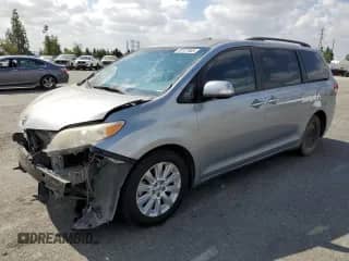 2013 Toyota Sienna XLE AAS z VIN 5TDYK3DC6DS371279, wystawiony jako Copart lot #80127505 z przebiegiem 137 003 mil mil oraz Szkoda całkowita • Salvage title. Historia ofert i sprzedaży dostępna na DreamBid. Obrazek 1.