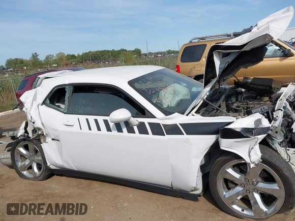 2011 Dodge Challenger R/T z VIN 2B3CJ5DT8BH584532, wystawiony jako IAAI lot #43169985 z przebiegiem Nie podano mil oraz . Historia ofert i sprzedaży dostępna na DreamBid. Obrazek 12.