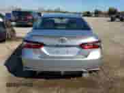 2022 Toyota Camry SE z VIN 4T1G11AK7NU668455, wystawiony jako Copart lot #84560635 z przebiegiem 136 763 mil mil oraz Czysty tytuł • Clean title. Historia ofert i sprzedaży dostępna na DreamBid. Obrazek 6.