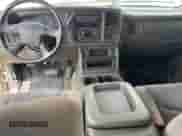 2004 GMC Sierra 1500 SLT z VIN 2GTEK19T341227163, wystawiony jako Copart lot #80357835 z przebiegiem 211 858 mil mil oraz Czysty tytuł • Clean title. Historia ofert i sprzedaży dostępna na DreamBid. Obrazek 9.