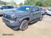 2025 Toyota Tacoma SR z VIN 3TMLB5JN9SM122113, wystawiony jako IAAI lot #43150778 z przebiegiem 3 655 mil mil oraz . Historia ofert i sprzedaży dostępna na DreamBid. Obrazek 2.