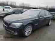 2011 BMW 7 Series с VIN WBAKX6C5XBC197126, выставлен на аукционе Copart как лот 84742634 с пробегом 72 551 миль миль и Чистый • Clean title. История ставок и продаж доступна на DreamBid. Изображение 1.