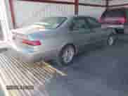 1998 Toyota Camry LE z VIN JT2BG22KXW0237675, wystawiony jako IAAI lot #43140342 z przebiegiem Nie podano mil oraz . Historia ofert i sprzedaży dostępna na DreamBid. Obrazek 4.