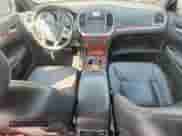 2014 Chrysler 300 z VIN 2C3CCARG6EH181560, wystawiony jako Copart lot #46650245 z przebiegiem 131 331 mil mil oraz Szkoda całkowita • Salvage title. Historia ofert i sprzedaży dostępna na DreamBid. Obrazek 8.