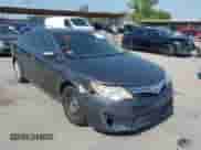 2013 Toyota Camry LE z VIN 4T4BF1FK3DR301982, wystawiony jako IAAI lot #43236342 z przebiegiem 241 526 mil mil oraz . Historia ofert i sprzedaży dostępna na DreamBid. Obrazek 1.