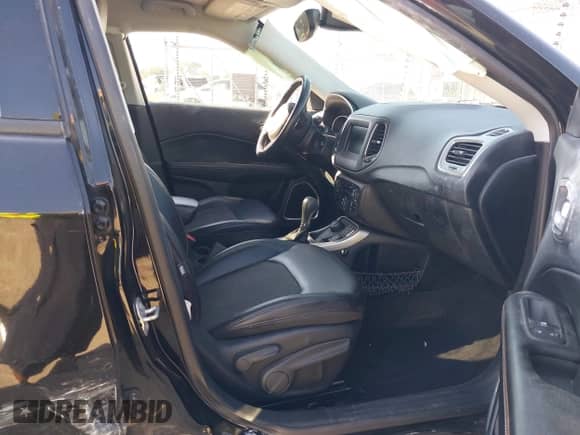 2017 Jeep Compass Latitude z VIN 3C4NJDBB6HT660714, wystawiony jako IAAI lot #43370557 z przebiegiem 99 034 mil mil oraz . Historia ofert i sprzedaży dostępna na DreamBid. Obrazek 5.
