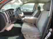 2012 Toyota Tundra z VIN 5TFRU5F19CX026827, wystawiony jako Copart lot #43980285 z przebiegiem 134 060 mil mil oraz Szkoda całkowita • Salvage title. Historia ofert i sprzedaży dostępna na DreamBid. Obrazek 7.