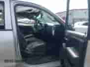 2018 Chevrolet Silverado 1500 LT z VIN 3GCUKREC0JG402410, wystawiony jako IAAI lot #43034711 z przebiegiem 73 836 mil mil oraz . Historia ofert i sprzedaży dostępna na DreamBid. Obrazek 5.