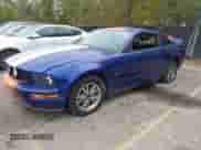 2005 Ford Mustang GT Deluxe с VIN 1ZVFT82H555183325, выставлен на аукционе IAAI как лот 43329725 с пробегом 132 099 миль миль и . История ставок и продаж доступна на DreamBid. Изображение 18.