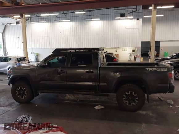 2023 Toyota Tacoma SR5 z VIN 3TMDZ5BN0PM147102, wystawiony jako IAAI lot #43200341 z przebiegiem Nie podano mil oraz . Historia ofert i sprzedaży dostępna na DreamBid. Obrazek 15.