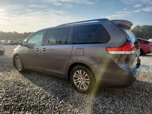 2014 Toyota Sienna XLE с VIN 5TDYK3DC9ES465951, выставлен на аукционе Copart как лот 82076345 с пробегом 251 483 миль миль и Списание • Salvage title. История ставок и продаж доступна на DreamBid. Изображение 2.