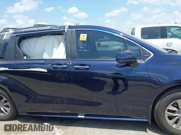 2025 Toyota Sienna XLE z VIN 5TDYRKEC1SS255652, wystawiony jako IAAI lot #42989500 z przebiegiem Nie podano mil oraz . Historia ofert i sprzedaży dostępna na DreamBid. Obrazek 13.