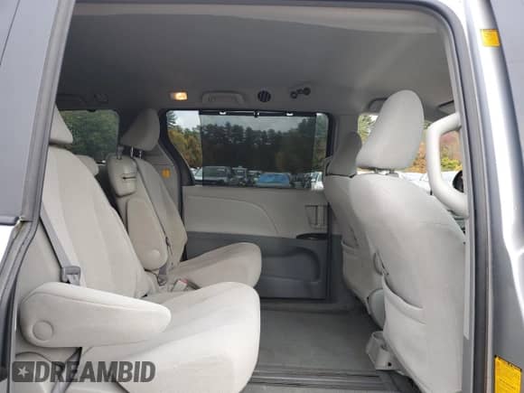 2011 Toyota Sienna LE z VIN 5TDKK3DC9BS047018, wystawiony jako Copart lot #82652505 z przebiegiem 151 351 mil mil oraz Czysty tytuł • Clean title. Historia ofert i sprzedaży dostępna na DreamBid. Obrazek 11.