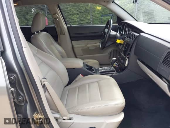 2005 Dodge Magnum SXT with VIN 2D4GZ48V35H574786, listed as a IAAI auction lot 42732869 with 120,414 mi miles and . Bid and sale history available at DreamBid. Image 5.