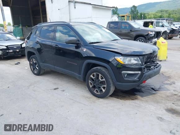 2018 Jeep Compass Trailhawk z VIN 3C4NJDDB1JT451464, wystawiony jako IAAI lot #42674943 z przebiegiem 114 704 mil mil oraz . Historia ofert i sprzedaży dostępna na DreamBid. Obrazek 1.