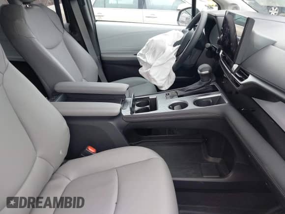 2025 Toyota Sienna XLE z VIN 5TDJSKFC1SS158438, wystawiony jako IAAI lot #42432981 z przebiegiem 6 411 mil mil oraz . Historia ofert i sprzedaży dostępna na DreamBid. Obrazek 5.