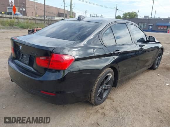 2015 BMW 3 Series 328i z VIN WBA3A5C54FF606600, wystawiony jako IAAI lot #43193224 z przebiegiem 136 632 mil mil oraz . Historia ofert i sprzedaży dostępna na DreamBid. Obrazek 4.