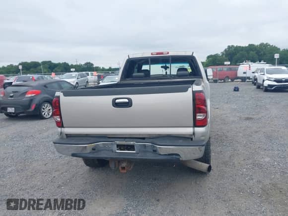 2005 Chevrolet Silverado 2500HD LT с VIN 1GCHK23215F862377, выставлен на аукционе IAAI как лот 43004363 с пробегом Не указан миль и . История ставок и продаж доступна на DreamBid. Изображение 15.