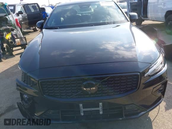 2024 Volvo S60 Plus Black Edition z VIN 7JRL12FH6RG294738, wystawiony jako IAAI lot #41465923 z przebiegiem 15 862 mil mil oraz . Historia ofert i sprzedaży dostępna na DreamBid. Obrazek 6.