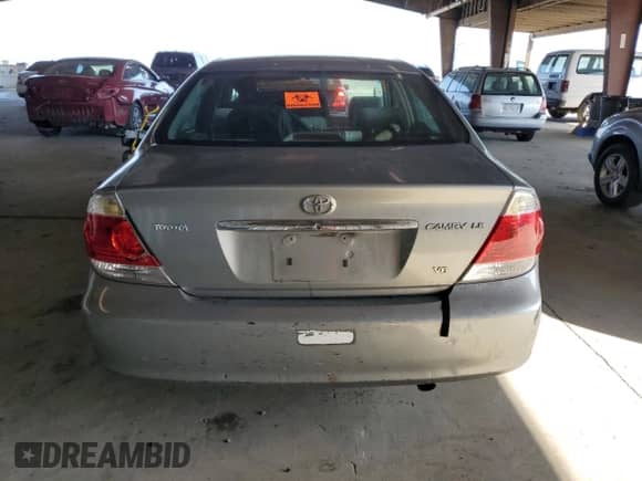 2005 Toyota Camry XLE z VIN 4T1BF30K55U613981, wystawiony jako Copart lot #68250055 z przebiegiem 132 003 mil mil oraz Szkoda całkowita • Salvage title. Historia ofert i sprzedaży dostępna na DreamBid. Obrazek 6.