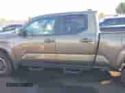 2024 Toyota Tacoma SR5 z VIN 3TMLB5JN9RM057547, wystawiony jako IAAI lot #42865640 z przebiegiem 28 049 mil mil oraz . Historia ofert i sprzedaży dostępna na DreamBid. Obrazek 14.
