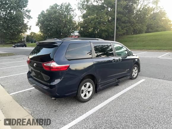 2018 Toyota Sienna LE Auto Access Seat with VIN 5TDKZ3DC2JS910364, listed as a Copart auction lot 85376695 with 137,684 mi miles and Clean title. Bid and sale history available at DreamBid. Image 4.