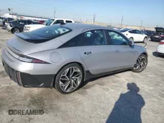 2023 Hyundai Ioniq 6 SEL z VIN KMHM34AA5PA033731, wystawiony jako Copart lot #47441174 z przebiegiem 5 438 mil mil oraz . Historia ofert i sprzedaży dostępna na DreamBid. Obrazek 3.