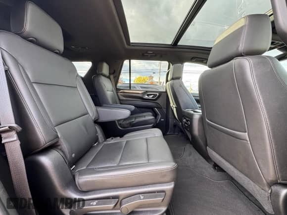 2021 Chevrolet Tahoe LT z VIN 1GNSKNKDXMR146835, wystawiony jako Copart lot #90949555 z przebiegiem 328 793 mil mil oraz Czysty tytuł • Clean title. Historia ofert i sprzedaży dostępna na DreamBid. Obrazek 6.