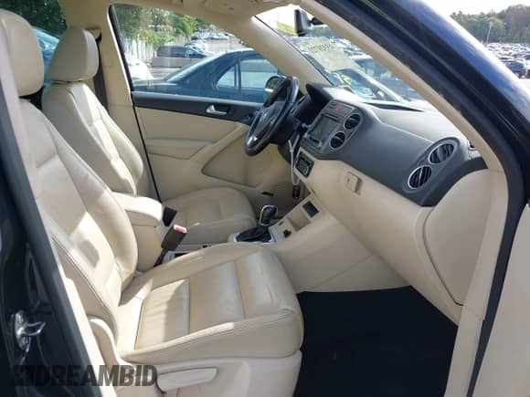 2011 Volkswagen Tiguan S с VIN WVGBV7AX6BW543296, выставлен на аукционе IAAI как лот 43320721 с пробегом 70 224 миль миль и . История ставок и продаж доступна на DreamBid. Изображение 5.