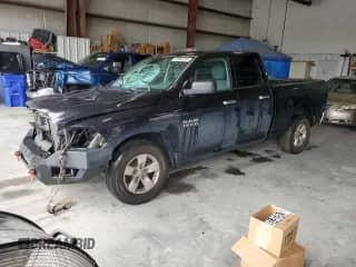 2017 Ram 1500 SLT z VIN 1C6RR6GG4HS676235, wystawiony jako Copart lot #68046255 z przebiegiem 214 009 mil mil oraz Szkoda całkowita • Salvage title. Historia ofert i sprzedaży dostępna na DreamBid. Obrazek 1.