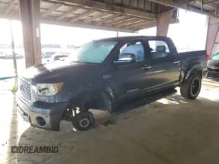 2010 Toyota Tundra Limited z VIN 5TFFY5F16AX091624, wystawiony jako Copart lot #49898515 z przebiegiem Nie podano mil oraz Szkoda całkowita • Salvage title. Historia ofert i sprzedaży dostępna na DreamBid. Obrazek 1.