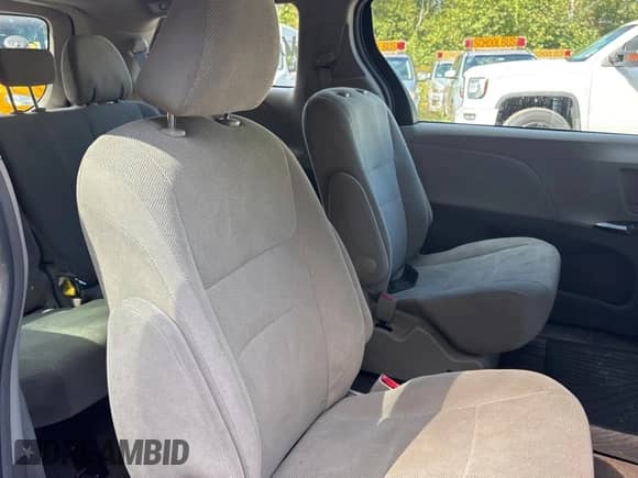 2016 Toyota Sienna L with VIN 5TDZK3DC8GS764600, listed as a Copart auction lot 81231015 with 207,579 mi miles and Clean title. Bid and sale history available at DreamBid. Image 6.