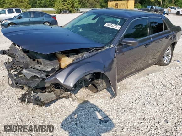 2016 Chrysler 300 Limited z VIN 2C3CCAAG3GH321093, wystawiony jako Copart lot #80843735 z przebiegiem 141 222 mil mil oraz Szkoda całkowita • Salvage title. Historia ofert i sprzedaży dostępna na DreamBid. Obrazek 1.