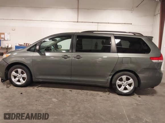 2013 Toyota Sienna LE AAS z VIN 5TDKK3DC4DS382349, wystawiony jako IAAI lot #43329574 z przebiegiem 143 911 mil mil oraz . Historia ofert i sprzedaży dostępna na DreamBid. Obrazek 15.