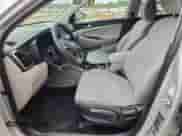 2019 Hyundai Tucson SE z VIN KM8J2CA40KU854110, wystawiony jako Copart lot #84392515 z przebiegiem 119 653 mil mil oraz Czysty tytuł • Clean title. Historia ofert i sprzedaży dostępna na DreamBid. Obrazek 7.