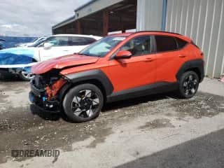 2025 Hyundai Kona SEL Convenience с VIN KM8HC3AB2SU232375, выставлен на аукционе Copart как лот 45374925 с пробегом 740 миль миль и Списание • Salvage title. История ставок и продаж доступна на DreamBid. Изображение 1.