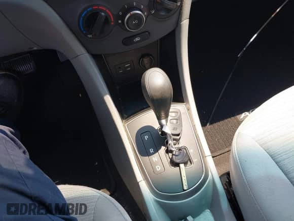 2017 Hyundai Accent SE z VIN KMHCT4AE5HU284098, wystawiony jako IAAI lot #42904108 z przebiegiem 85 657 mil mil oraz . Historia ofert i sprzedaży dostępna na DreamBid. Obrazek 11.