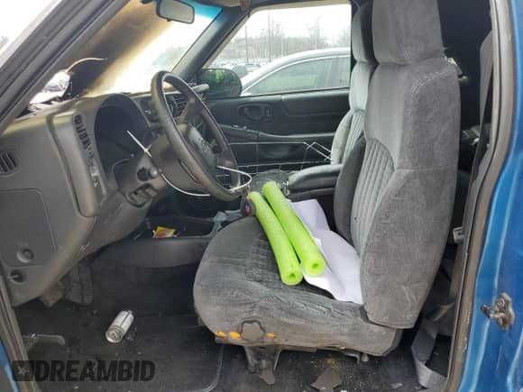 2001 Chevrolet Blazer LS z VIN 1GNCT18W61K158519, wystawiony jako Copart lot #50435495 z przebiegiem Nie podano mil oraz Nie do naprawy • Non repairable. Historia ofert i sprzedaży dostępna na DreamBid. Obrazek 7.