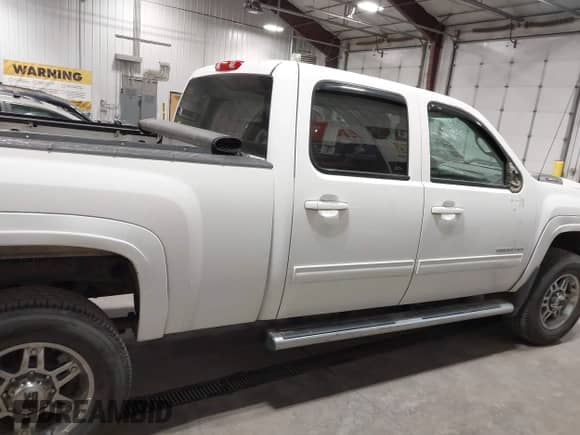 2014 Chevrolet Silverado 2500HD LT z VIN 1GC1KXCG7EF155908, wystawiony jako IAAI lot #43261269 z przebiegiem 241 820 mil mil oraz . Historia ofert i sprzedaży dostępna na DreamBid. Obrazek 14.