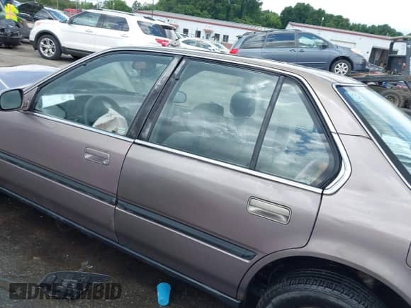 1993 Honda Accord z VIN 1HGCB7653PA064879, wystawiony jako IAAI lot #42482864 z przebiegiem 190 174 mil mil oraz . Historia ofert i sprzedaży dostępna na DreamBid. Obrazek 13.