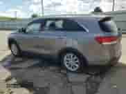 2018 Kia Sorento LX z VIN 5XYPGDA32JG400597, wystawiony jako Copart lot #57679025 z przebiegiem Nie podano mil oraz Szkoda całkowita • Salvage title. Historia ofert i sprzedaży dostępna na DreamBid. Obrazek 2.