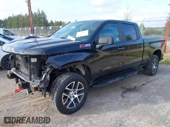 2020 Chevrolet Silverado 1500 Custom Trail Boss z VIN 1GCPYCEF5LZ368941, wystawiony jako IAAI lot #43214611 z przebiegiem 73 653 mil mil oraz . Historia ofert i sprzedaży dostępna na DreamBid. Obrazek 2.