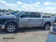 2023 Ram 1500 Big Horn z VIN 1C6RREFG9PN604147, wystawiony jako IAAI lot #42806895 z przebiegiem 32 502 mil mil oraz . Historia ofert i sprzedaży dostępna na DreamBid. Obrazek 14.