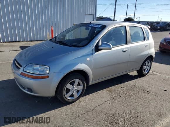 2005 Chevrolet Aveo LS z VIN KL1TD62615B405339, wystawiony jako Copart lot #78485374 z przebiegiem 86 345 mil mil oraz Czysty tytuł • Clean title. Historia ofert i sprzedaży dostępna na DreamBid. Obrazek 1.