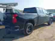 2024 Chevrolet Silverado 1500 Custom Trail Boss z VIN 3GCUDCE84RG425834, wystawiony jako IAAI lot #42396212 z przebiegiem 16 564 mil mil oraz . Historia ofert i sprzedaży dostępna na DreamBid. Obrazek 4.